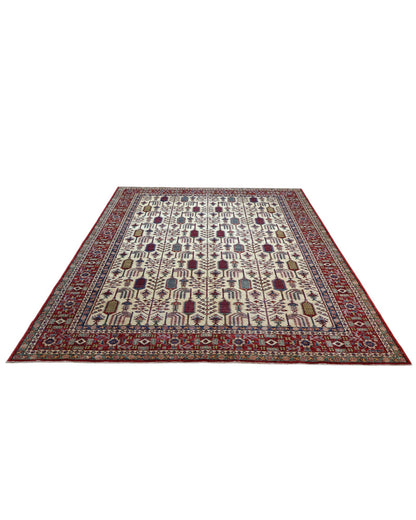 Tappeto Shirvan 209x230 cm con fondo avorio e motivi geometrici in rosso, blu, verde e giallo, tramato ed annodato a mano, provenienza Caucaso.