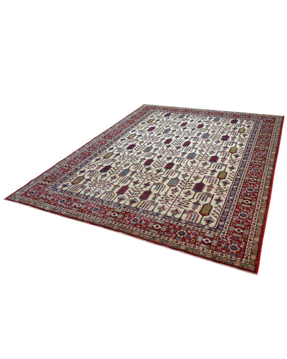 Tappeto Shirvan 209x230 cm con fondo avorio e motivi geometrici in rosso, blu, verde e giallo, tramato ed annodato a mano, provenienza Caucaso.