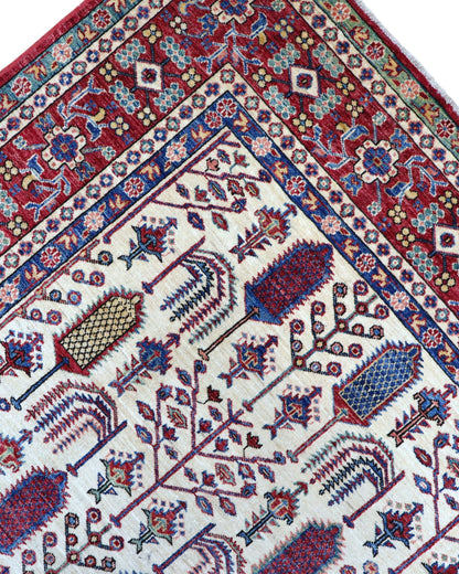 Tappeto Shirvan 209x230 cm con fondo avorio e motivi geometrici in rosso, blu, verde e giallo, tramato ed annodato a mano, provenienza Caucaso.