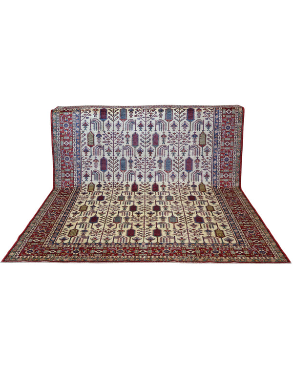 Tappeto Shirvan 209x230 cm con fondo avorio e motivi geometrici in rosso, blu, verde e giallo, tramato ed annodato a mano, provenienza Caucaso.