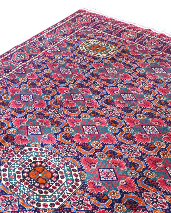 Tappeto Bukhara 300x200 cm con fondo rosa e blu, motivi geometrici e medaglioni stilizzati, tramato ed annodato a mano, provenienza Bukhara.