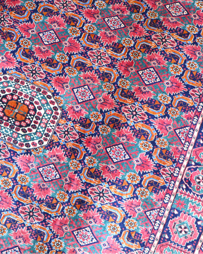 Tappeto Bukhara 300x200 cm con fondo rosa e blu, motivi geometrici e medaglioni stilizzati, tramato ed annodato a mano, provenienza Bukhara.