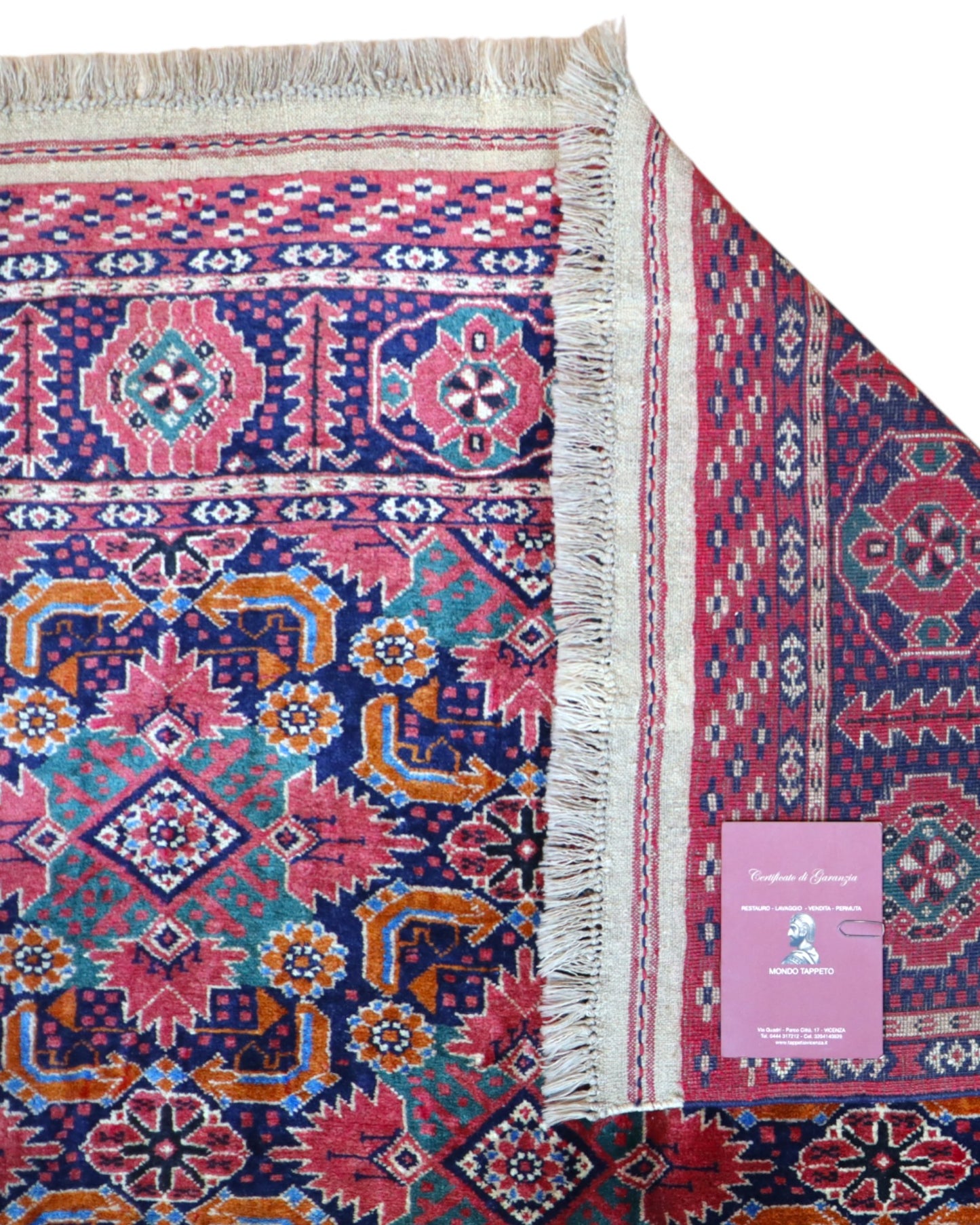 Tappeto Bukhara 300x200 cm con fondo rosa e blu, motivi geometrici e medaglioni stilizzati, tramato ed annodato a mano, provenienza Bukhara.