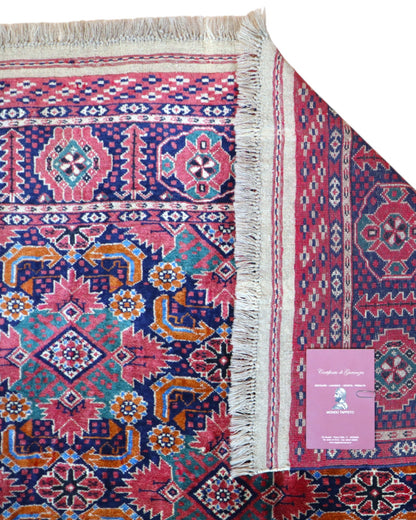 Tappeto Bukhara 300x200 cm con fondo rosa e blu, motivi geometrici e medaglioni stilizzati, tramato ed annodato a mano, provenienza Bukhara.