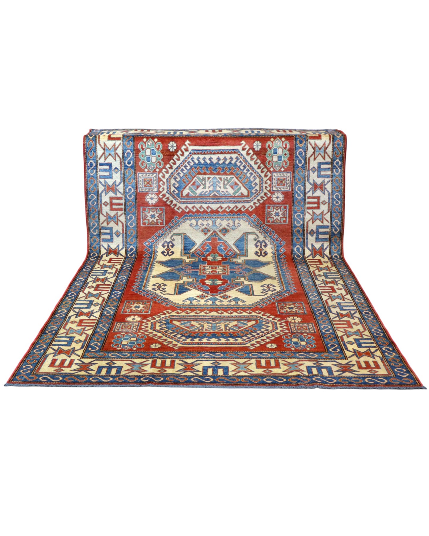 Tappeto Kazak 246x210 cm con fondo avorio e rosso, medaglione geometrico blu e motivi stilizzati, tramato ed annodato a mano, provenienza Caucaso.