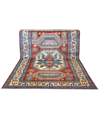 Tappeto Kazak 246x210 cm con fondo avorio e rosso, medaglione geometrico blu e motivi stilizzati, tramato ed annodato a mano, provenienza Caucaso.