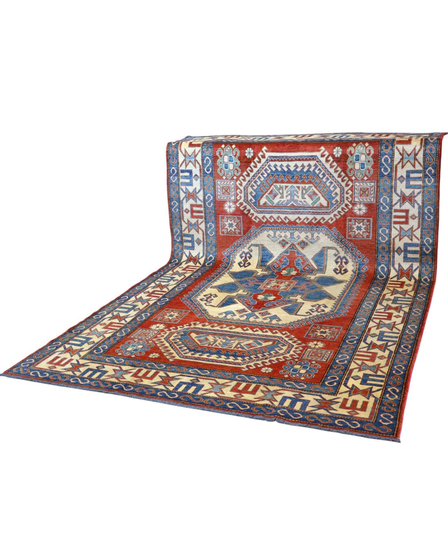 Tappeto Kazak 246x210 cm con fondo avorio e rosso, medaglione geometrico blu e motivi stilizzati, tramato ed annodato a mano, provenienza Caucaso.