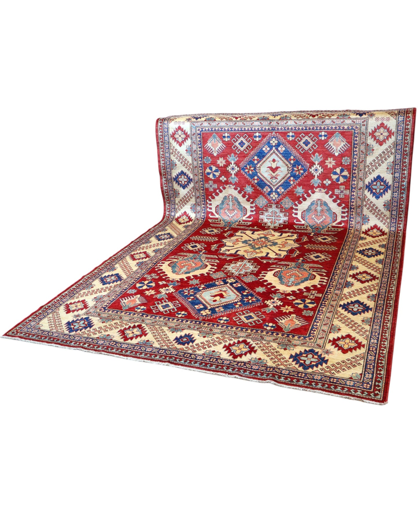 Tappeto Kazak 330x224 cm con fondo rosso, medaglione centrale avorio e motivi geometrici blu e azzurri, tramato ed annodato a mano, provenienza Caucaso.