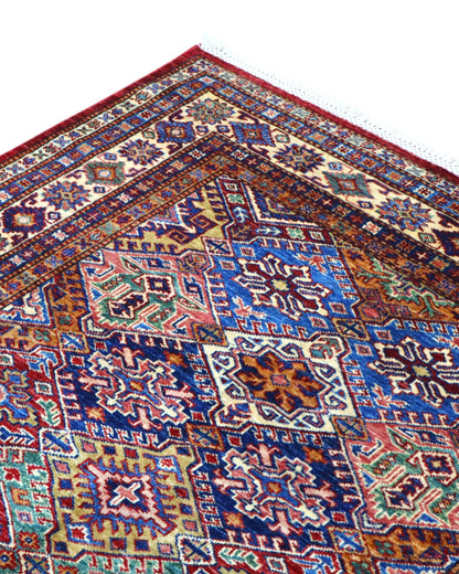 Tappeto Kazak 176x131 cm con motivi geometrici caucasici, colori blu, avorio e rosso, tramato ed annodato a mano.