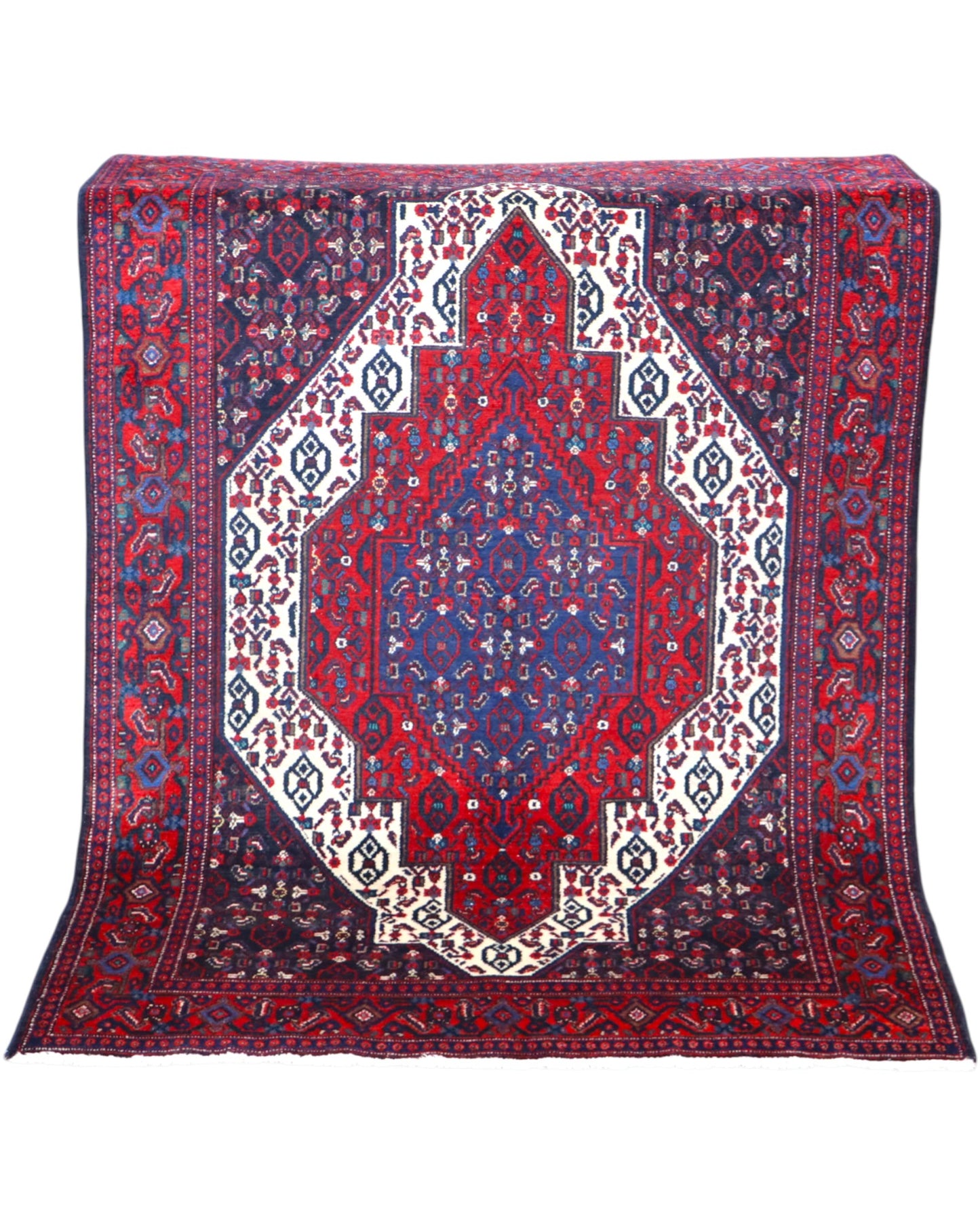 Tappeto Senneh 174x122 cm, annodato a mano, con grande medaglione geometrico centrale e motivi floreali su campo rosso e blu.