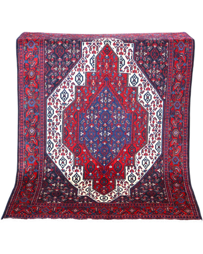 Tappeto Senneh 174x122 cm, annodato a mano, con grande medaglione geometrico centrale e motivi floreali su campo rosso e blu.