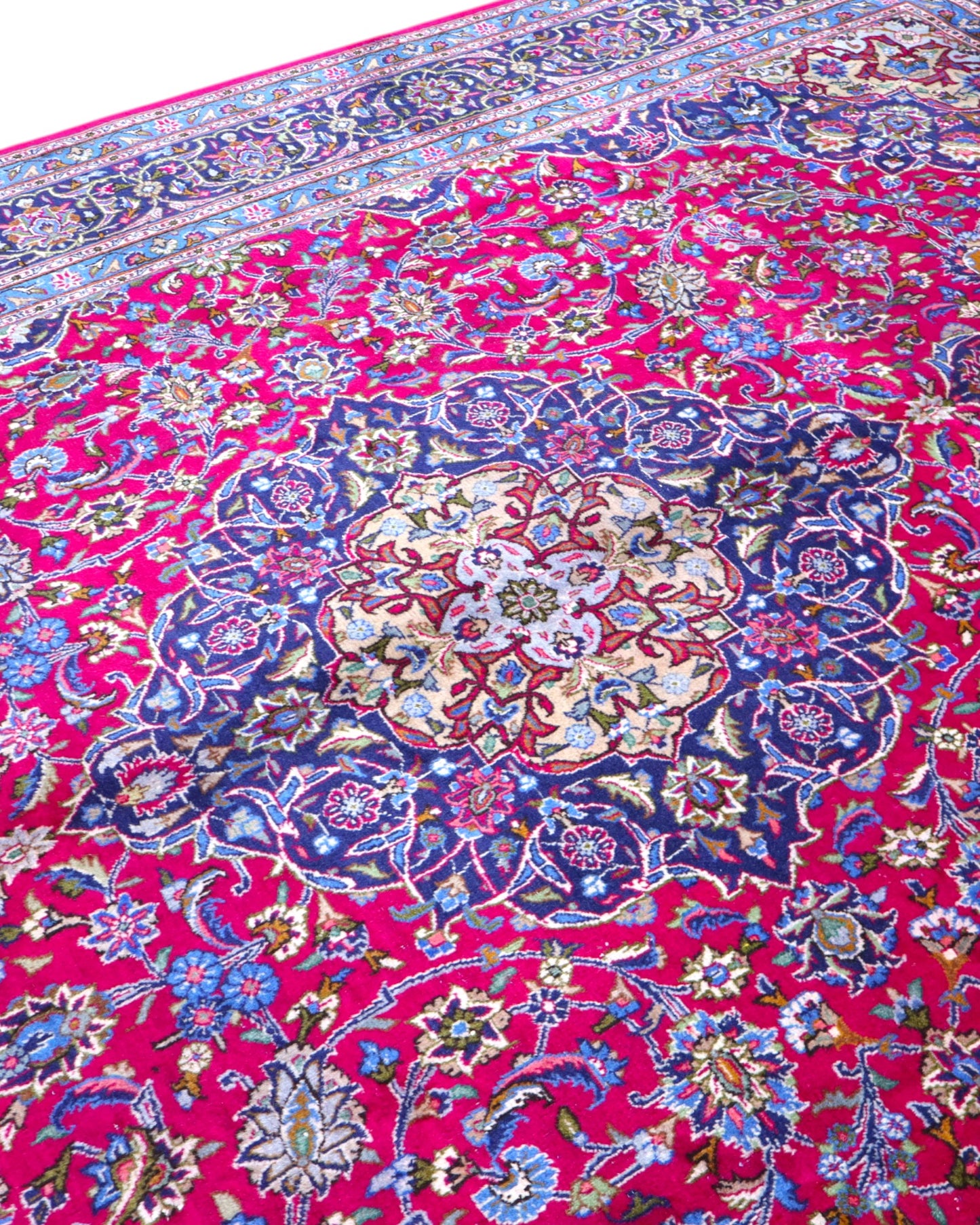 Tappeto persiano Mashhad 408x300 cm, fondo rosso con medaglione centrale e cornice floreale blu e oro, annodato a mano in lana vegetale.
