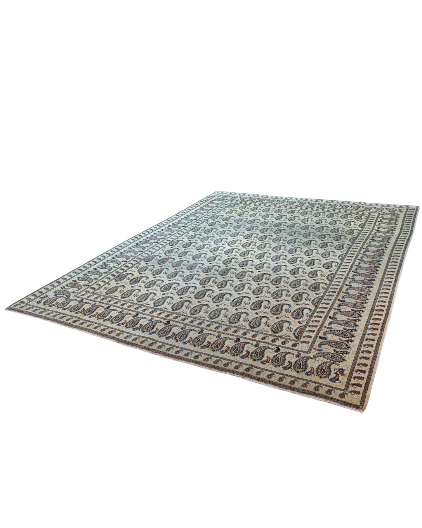 Tappeto persiano Kashan 375x280 cm, fondo beige con motivi paisley stilizzati blu e marrone, annodato a mano in lana vegetale.