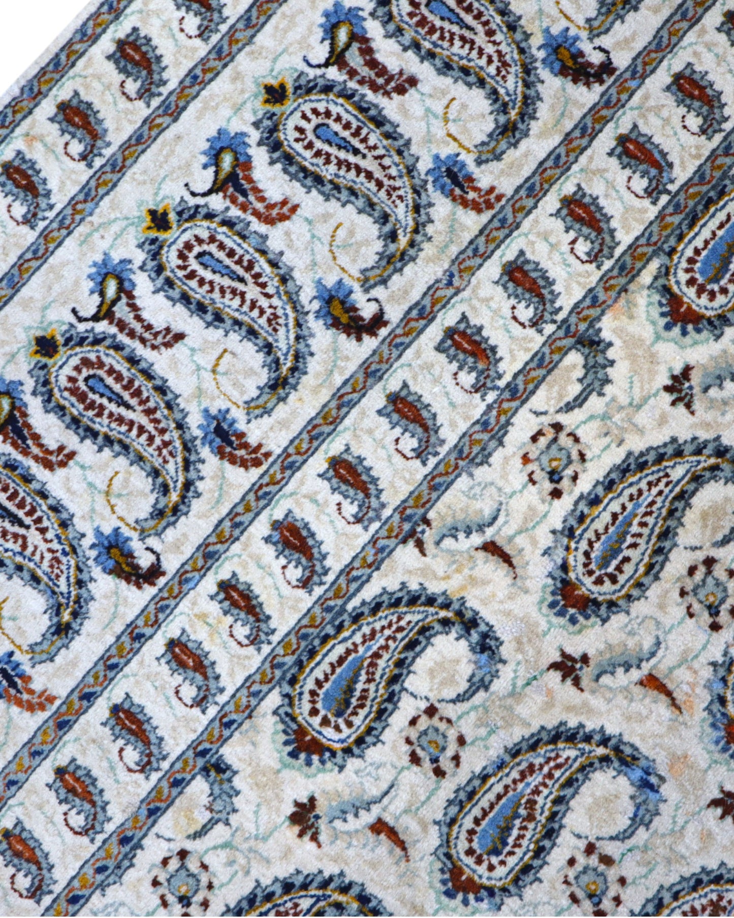 Tappeto persiano Kashan 375x280 cm, fondo beige con motivi paisley stilizzati blu e marrone, annodato a mano in lana vegetale.
