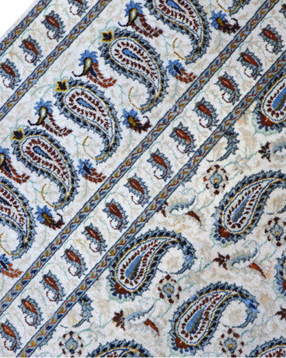 Tappeto persiano Kashan 375x280 cm, fondo beige con motivi paisley stilizzati blu e marrone, annodato a mano in lana vegetale.