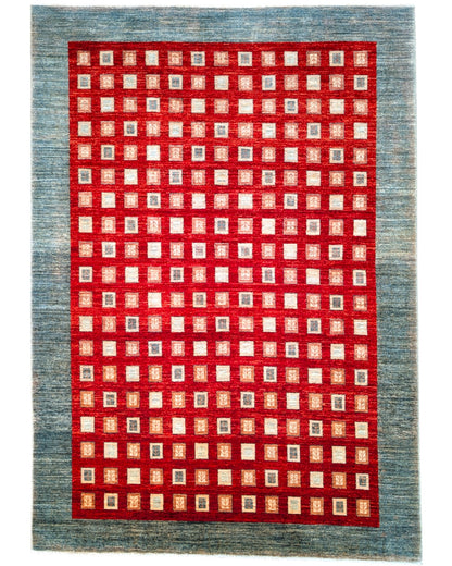 Tappeto moderno "Griglia di Sfumature" 295x208 cm con motivo a griglia in sfumature di rosso, beige e grigio, bordura verde petrolio.