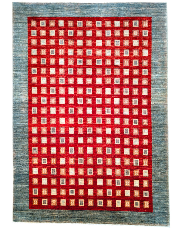 Tappeto moderno "Griglia di Sfumature" 295x208 cm con motivo a griglia in sfumature di rosso, beige e grigio, bordura verde petrolio.