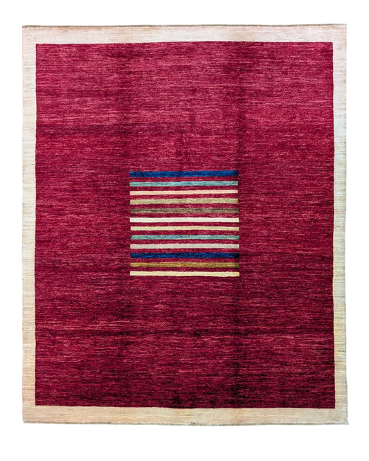 Tappeto moderno "Vibrazioni Cromatiche" 250x208 cm con campo bordeaux e righe verticali multicolori, annodato a mano con vello in lana e cotone resistente.