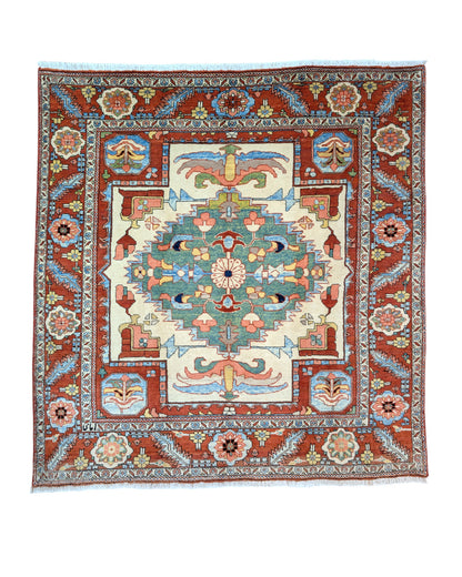 Tappeto Heriz persiano, annodato a mano con medaglione geometrico e motivi floreali stilizzati, in cotone e lana. Dimensioni 210 x 210 cm, con certificato di garanzia incluso.