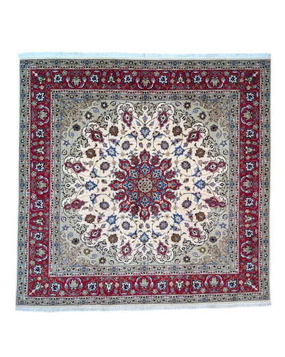 Tappeto Tabriz 60 ragi, misto seta, con medaglione geometrico-floreale rosso rubino, blu zaffiro e crema avorio. Annodato a mano, cotone, lana e seta. Certificato di autenticità incluso.