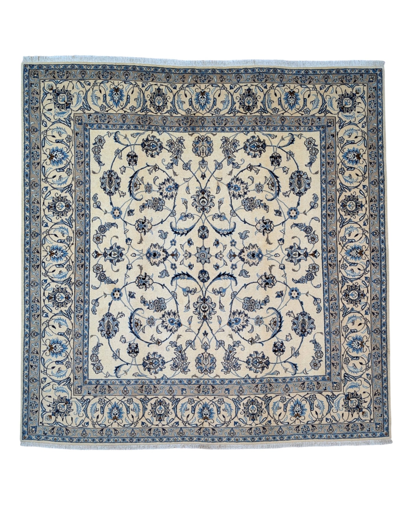 Tappeto Nain Nove Fili, annodato a mano, blu e avorio, con bordura floreale. Trama in cotone resistente, vello in lana e seta. Certificato di autenticità incluso.