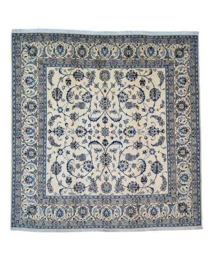 Tappeto Nain Nove Fili, annodato a mano, blu e avorio, con bordura floreale. Trama in cotone resistente, vello in lana e seta. Certificato di autenticità incluso.