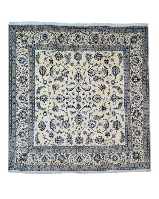 Tappeto Nain Nove Fili, annodato a mano, blu e avorio, con bordura floreale. Trama in cotone resistente, vello in lana e seta. Certificato di autenticità incluso.