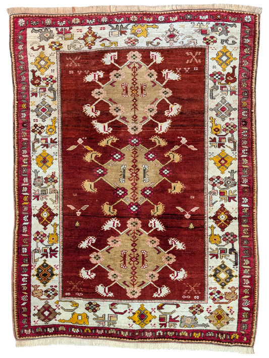 Tappeto caucasico Shirvan antico rosso e beige, annodato a mano in lana con motivi geometrici e colori vegetali naturali.