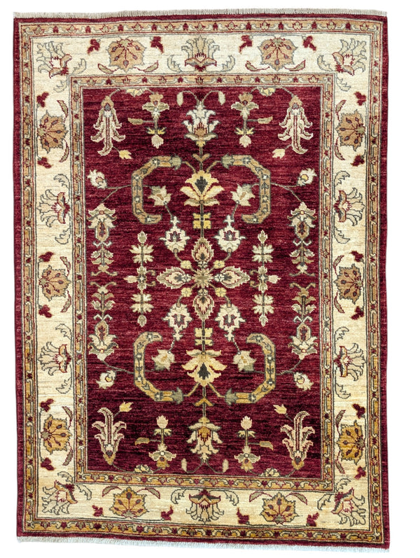 Tappeto Farahan annodato a mano, in rosso e beige, con motivi floreali. Realizzato in lana e cotone con colori vegetali naturali. Eleganza e qualità artigianale.