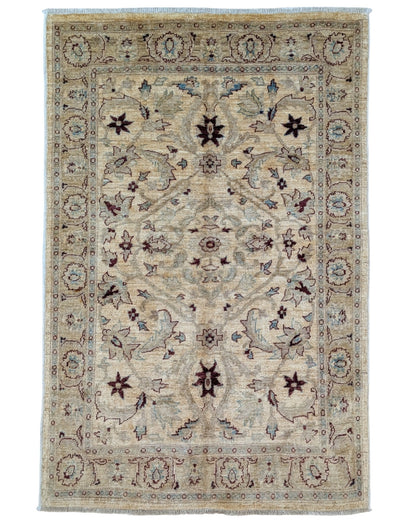 Tappeto Farahan beige annodato a mano in Afghanistan, in lana e cotone con colori vegetali naturali e motivo floreale delicato.