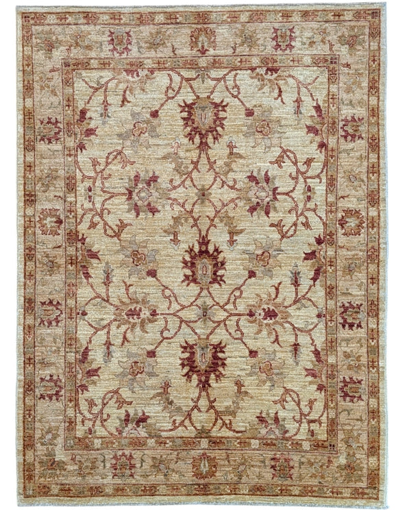 Tappeto Farahan beige annodato a mano in Afghanistan, in lana e cotone con colori vegetali naturali e motivo floreale delicato.