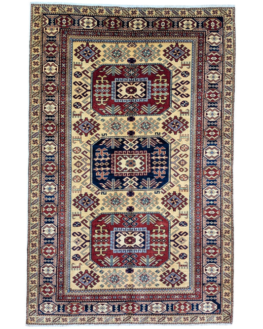 Tappeto Shirvan beige con motivi geometrici blu e rossi, annodato a mano in lana in Afghanistan con colori vegetali naturali.