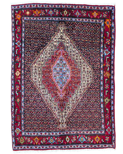 Tappeto Senneh persiano beige e rosso, annodato a mano in lana e cotone con medaglione geometrico e colori vegetali naturali.