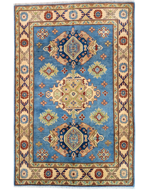 Tappeto Kazak celeste con cornice beige e motivi geometrici, annodato a mano in Afghanistan in lana e cotone con colori vegetali.