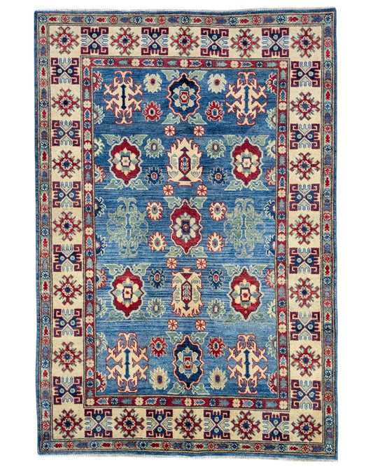 Tappeto Kazak celeste e beige annodato a mano in Afghanistan. Realizzato in lana e cotone con colori vegetali, combina motivi geometrici classici e fascino artigianale senza tempo.
