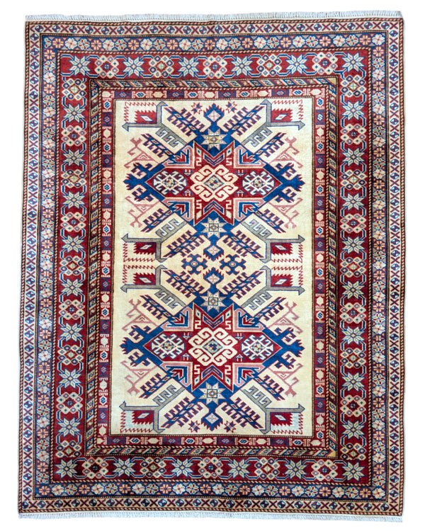 Tappeto Shirvan beige con motivi geometrici multicolori, annodato a mano in Afghanistan. Realizzato in pura lana con colori vegetali, unisce arte tradizionale e design autentico.