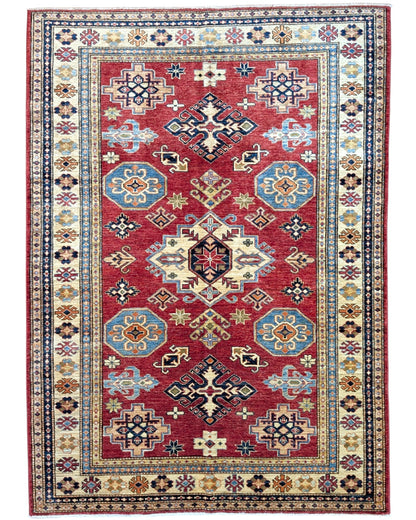 Tappeto Shirvan rosso con cornice beige e motivi geometrici, annodato a mano in Afghanistan in lana e cotone con colori vegetali.
