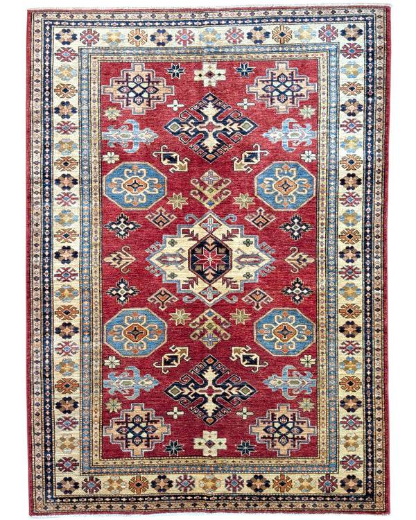 Tappeto Shirvan rosso con cornice beige e motivi geometrici, annodato a mano in Afghanistan in lana e cotone con colori vegetali.