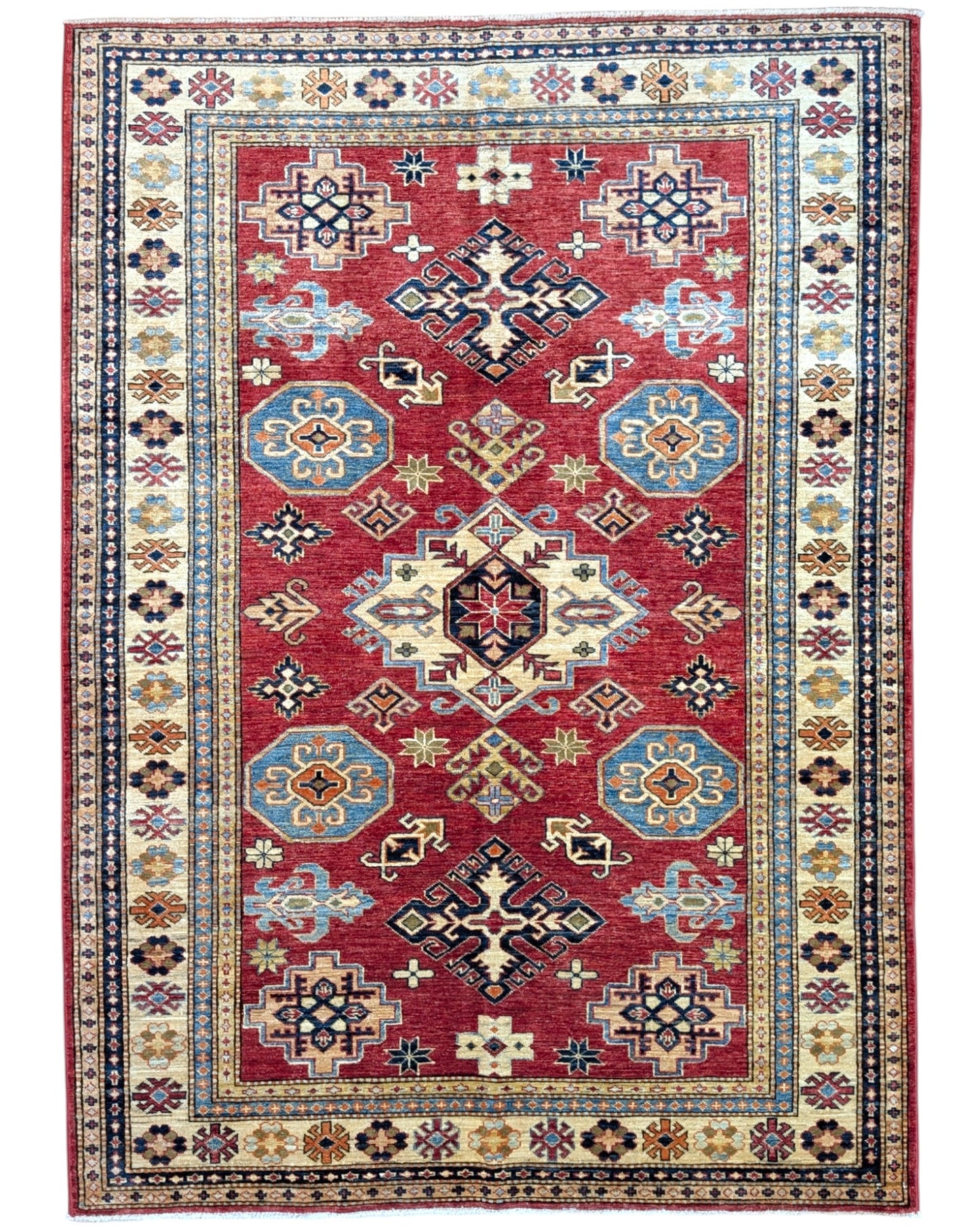Tappeto Shirvan rosso con cornice beige e motivi geometrici, annodato a mano in Afghanistan in lana e cotone con colori vegetali.