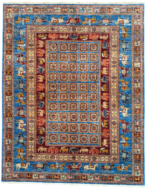 Tappeto Pazyryk multicolore ispirato all’antico disegno siberiano, annodato a mano in Afghanistan in lana e cotone con motivi geometrici e zoomorfi.