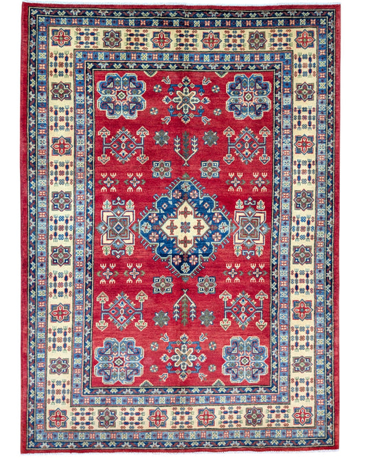 Tappeto Kazak rosso con cornice beige e motivi geometrici, annodato a mano in Afghanistan in pura lana tinta con colori vegetali.