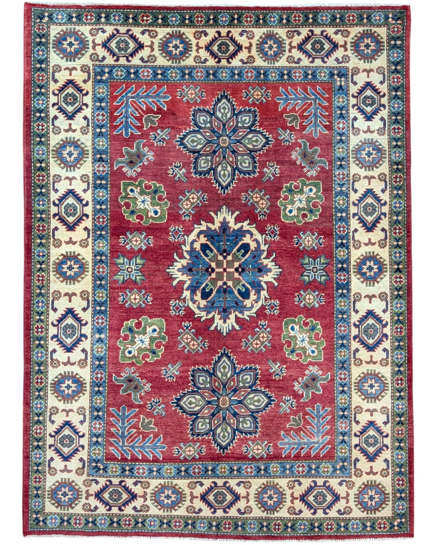 Tappeto Kazak rosso con cornice beige e motivi geometrici, annodato a mano in Afghanistan in pura lana tinta con colori vegetali.