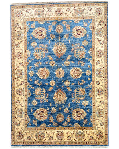 Tappeto Farahan Ziegler blu con cornice beige e motivi floreali, annodato a mano in Afghanistan in pura lana tinta con colori vegetali.