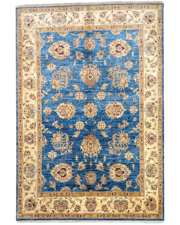 Tappeto Farahan Ziegler blu con cornice beige e motivi floreali, annodato a mano in Afghanistan in pura lana tinta con colori vegetali.