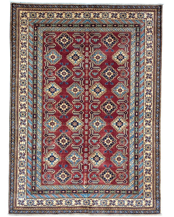 Tappeto Shirvan rosso e beige annodato a mano in Afghanistan. Realizzato in lana e cotone con colori vegetali, offre motivi geometrici classici e un’eleganza senza tempo.
