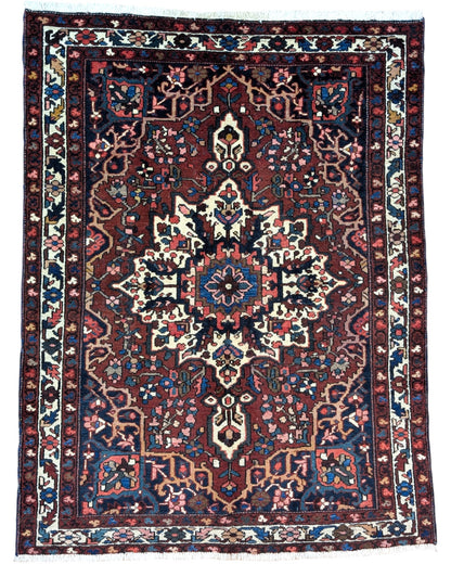 Elegante tappeto Bakhtiyari, 205x156 cm, con motivi floreali su fondo mattone antico. Annodato a mano in Persia, colori vegetali e cotone resistente.