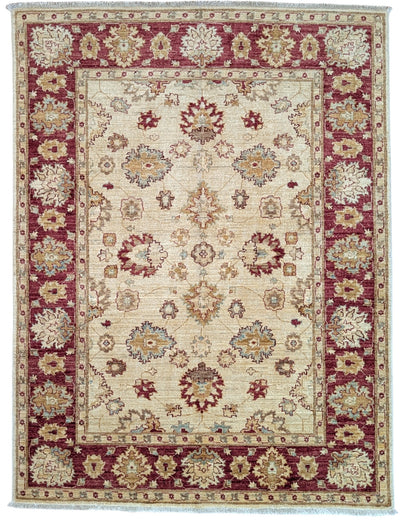 Tappeto Ziegler beige con cornice rossa e motivi floreali decorativi, annodato a mano in Afghanistan con lana e cotone tinti con colori vegetali.