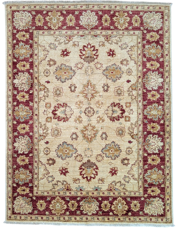 Tappeto Ziegler beige con cornice rossa e motivi floreali decorativi, annodato a mano in Afghanistan con lana e cotone tinti con colori vegetali.