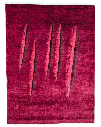 Tappeto moderno ispirato a Lucio Fontana, 240 x 180 cm, fondo rosso melograno con motivi che richiamano i celebri tagli dell’artista.