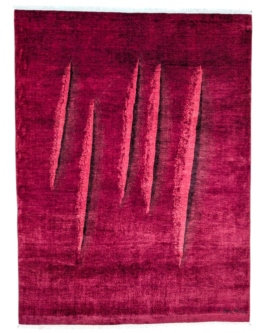 Tappeto moderno ispirato a Lucio Fontana, 240 x 180 cm, fondo rosso melograno con motivi che richiamano i celebri tagli dell’artista.